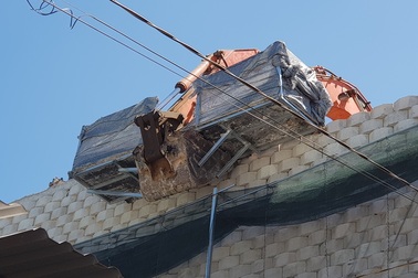 Khánh Hòa: Nhiều mảng gạch trên bức tường “khủng” đã được tháo dỡ