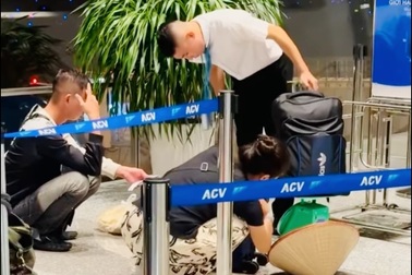 Tranh cãi chiếc cân "kém sang" ở sân bay