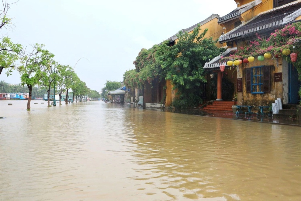 Nước lũ tấn công, phố cổ Hội An ngập mênh mông - 3 Nước lũ tấn công, phố cổ Hội An ngập mênh mông - 3
