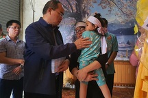 Hỗ trợ 300 triệu đồng đến thân nhân 3 liệt sỹ hy sinh do sạt lở đất