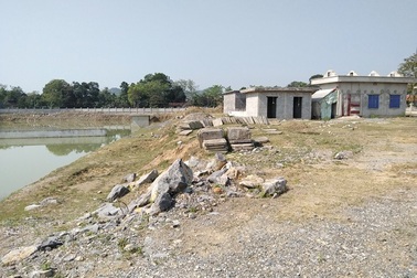 Dang dở dự án nước sạch nằm cạnh kho thuốc trừ sâu