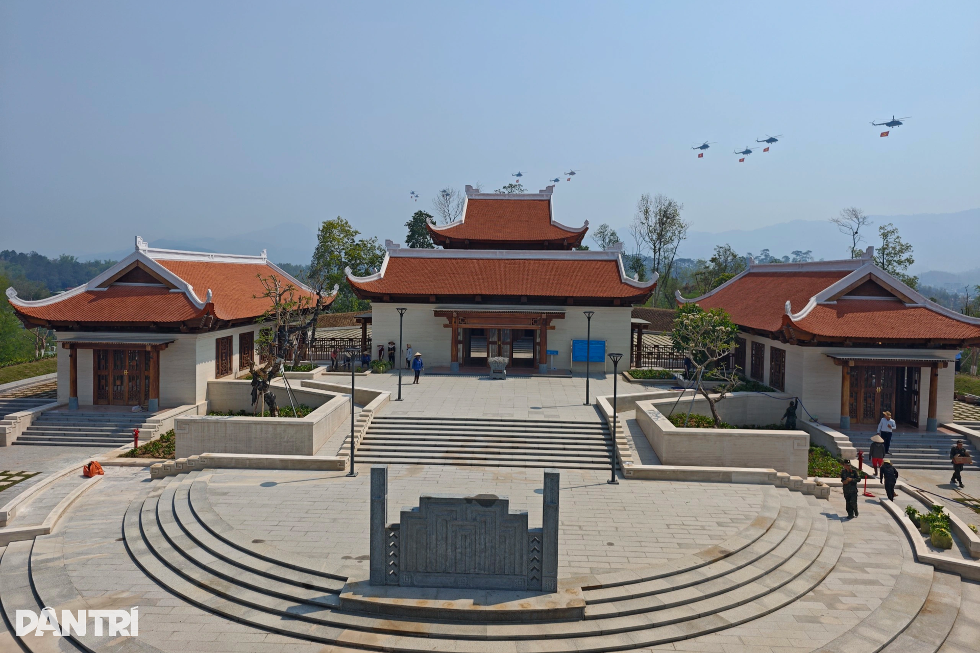 Người dân ngồi chật kín SVĐ Điện Biên xem hợp luyện diễu binh, diễu hành - 3 Người dân ngồi chật kín SVĐ Điện Biên xem hợp luyện diễu binh, diễu hành - 3