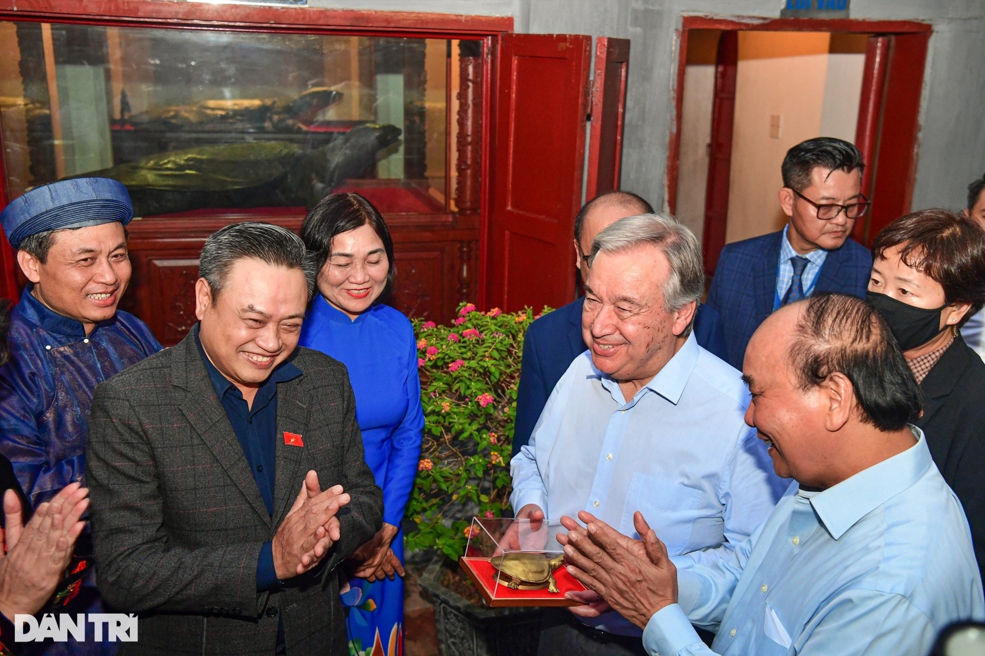 Tổng thư ký Liên hợp quốc thăm Văn Miếu, đi dạo hồ Hoàn Kiếm - 6