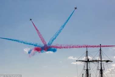 Mãn nhãn với màn trình diễn của đội bay nhào lộn của Anh