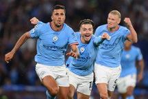 Người hùng Rodri ca ngợi tinh thần Man City, De Bruyne lại gặp vận đen