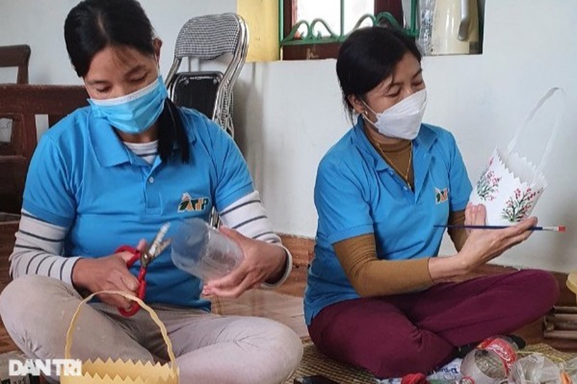 Phụ nữ biến rác thải thành tiền tỷ, mang yêu thương đến người nghèo - 3 Phụ nữ biến rác thải thành tiền tỷ, mang yêu thương đến người nghèo - 3
