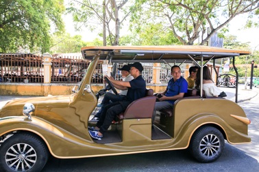 Xe buýt điện phong cách cổ điển khiến du khách thích thú