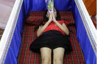 Ớn lạnh nữ sinh viên... "chết" thử