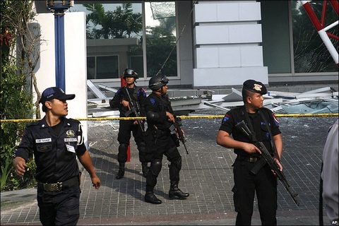 Video: Nổ bom liên tiếp giữa trung tâm thủ đô Jakarta