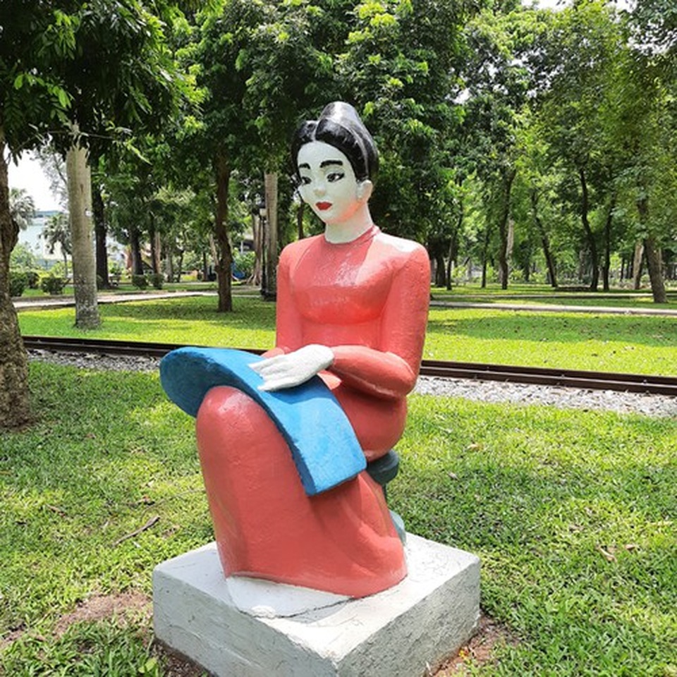 Bị phản ứng dữ dội, tượng ở Công viên Thống Nhất lại đổi màu sơn - 5 Bị phản ứng dữ dội, tượng ở Công viên Thống Nhất lại đổi màu sơn - 5