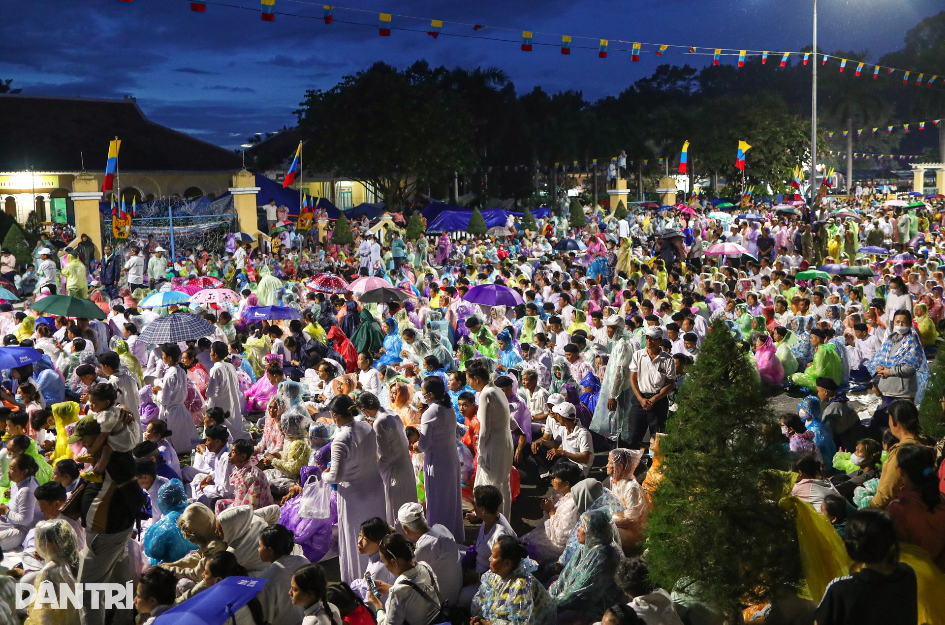 Biển người đội mưa, chen chân xem rồng phun lửa ở Tòa thánh Tây Ninh - 5 Biển người đội mưa, chen chân xem rồng phun lửa ở Tòa thánh Tây Ninh - 5