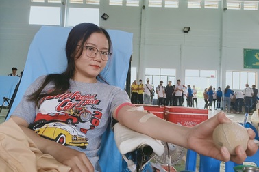 Sinh viên Bạc Liêu hăng hái hiến máu tình nguyện ngay đầu năm học mới