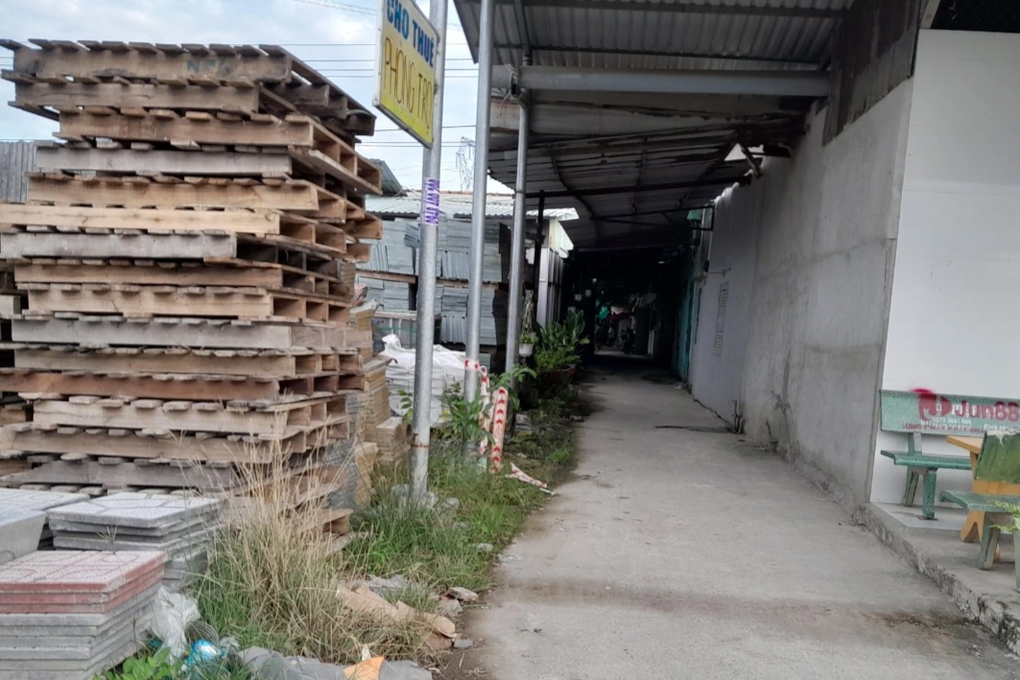 Nhóm người xông vào dãy nhà trọ, nổ súng giữa đêm khuya - 1 Nhóm người xông vào dãy nhà trọ, nổ súng giữa đêm khuya - 1