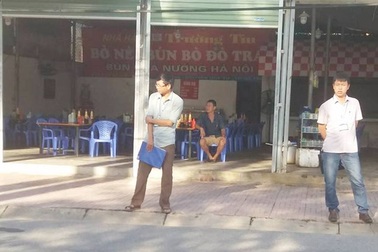 Đội thuế của phường dàn hàng chặn khách vào quán ăn