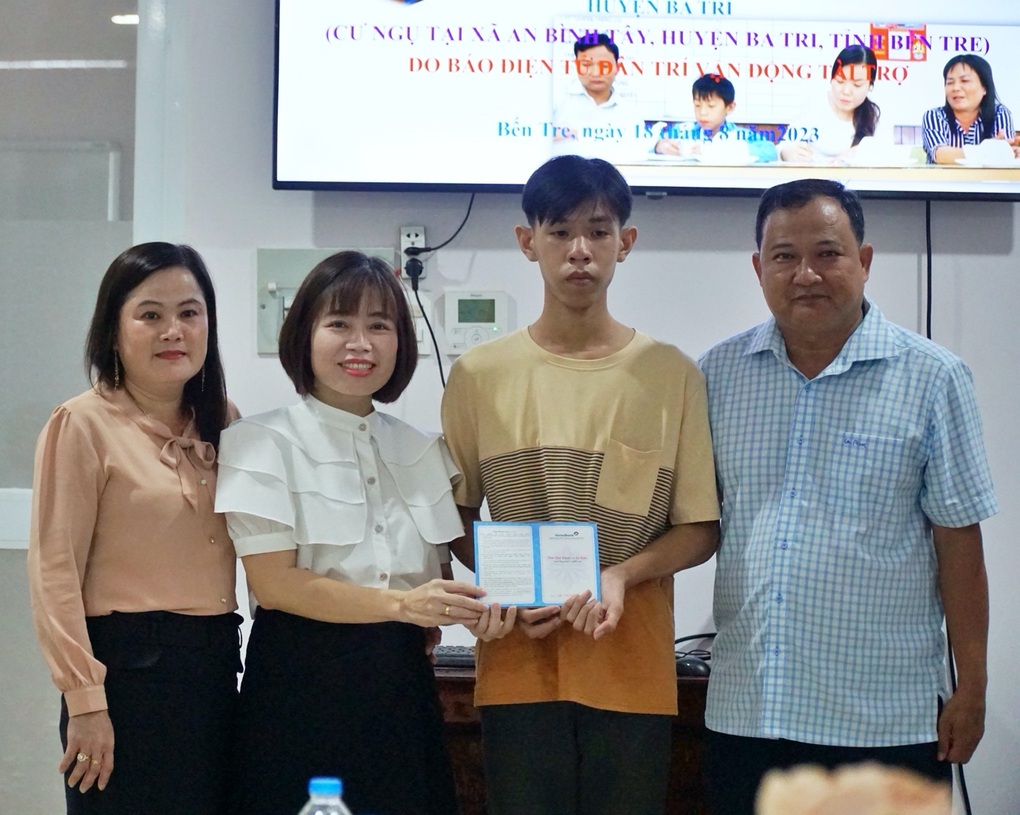 Món quà đặc biệt của bạn đọc Dân trí với cậu bé mồ côi sau gần một thập kỷ - 4 Món quà đặc biệt của bạn đọc Dân trí với cậu bé mồ côi sau gần một thập kỷ - 4