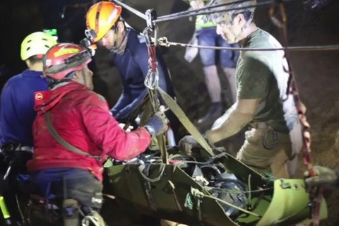 Giây phút sinh tử của thợ lặn giải cứu đội bóng Thái Lan