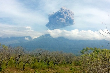 Gần 400 du khách mất tích sau khi núi lửa Indonesia phun trào