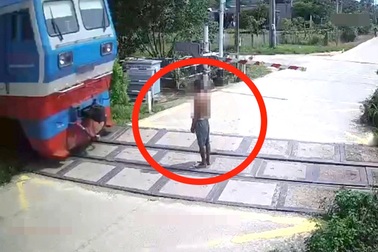Người đàn ông ở Lâm Đồng đứng giữa đường sắt bị tàu tông tử vong