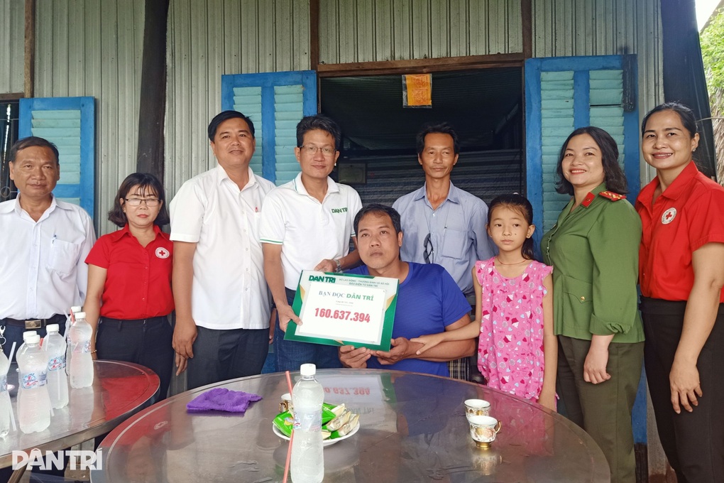 Bé gái 10 tuổi chăm cha tật nguyền được bạn đọc giúp hơn 190 triệu đồng - 1 Bé gái 10 tuổi chăm cha tật nguyền được bạn đọc giúp hơn 190 triệu đồng - 1