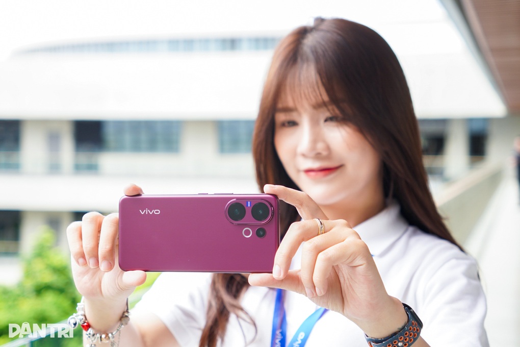 Trên tay vivo V60: Cạnh tranh OPPO Reno14, iPhone 16e - 2