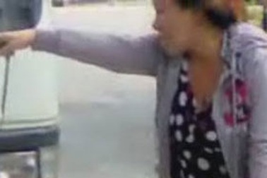 Hai phụ nữ dùng gạch tấn công CSGT 