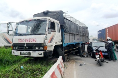 Xe tải mất phanh “đại náo” trên phố
