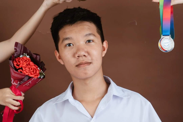 Nam sinh mang cầu truyền hình chung kết Olympia về Thanh Hóa sau 13 năm