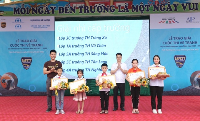 Ông Phạm Công Huấn - Chánh VP Ban ATGT trao giải tại sự kiện