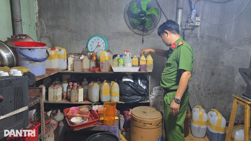 Thủ đoạn làm giả hàng trăm nghìn chai dầu gió của cặp vợ chồng ở TPHCM - 3 Thủ đoạn làm giả hàng trăm nghìn chai dầu gió của cặp vợ chồng ở TPHCM - 3