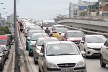 CSGT Hà Nội xử phạt nhiều tài xế đi vào đường cấm