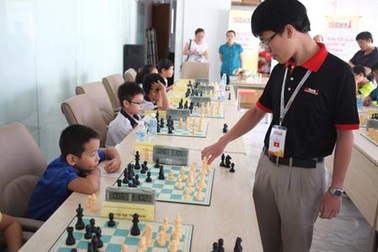 Quang Liêm một mình “chấp” 20 kỳ thủ