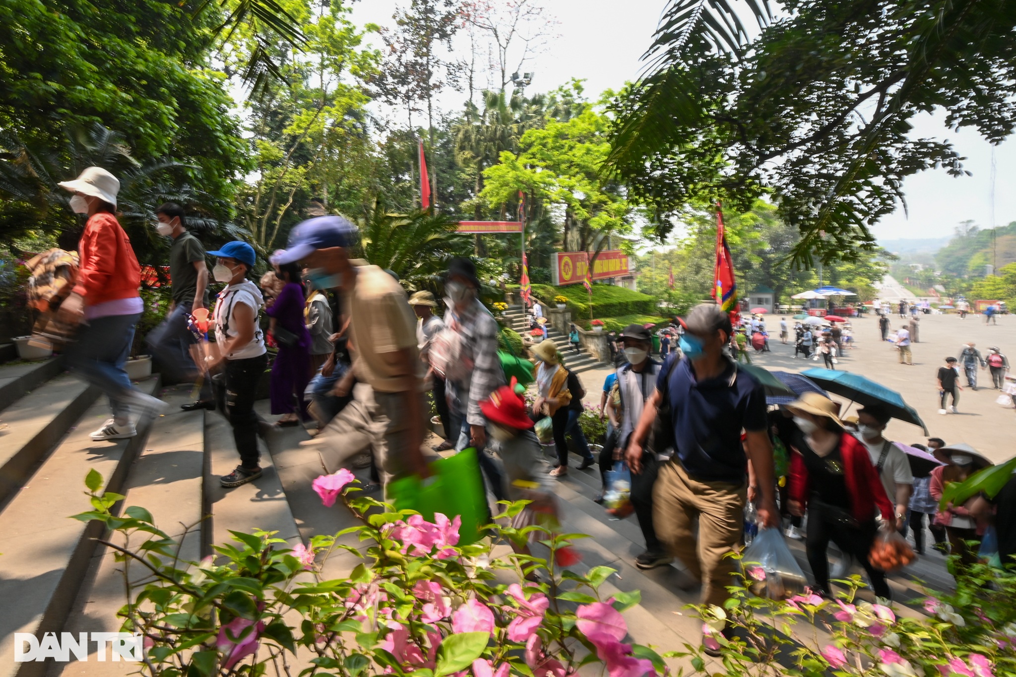 Hàng chục nghìn du khách đổ về đền Hùng dâng hương trước ngày giỗ Tổ - 2 Hàng chục nghìn du khách đổ về đền Hùng dâng hương trước ngày giỗ Tổ - 2