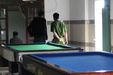 Dùng gậy chọc mù mắt, chết não bạn chơi bida
