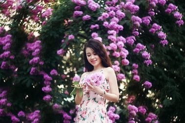 Á khôi Lưu Ly điệu đà bên hoa tím