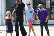 Victoria Beckham sành điệu đưa con ra phố