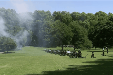 Anh bắn 41 phát đại bác mừng sinh nhật Phu quân Nữ hoàng