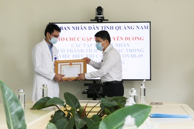 Khen thưởng các y bác sĩ điều trị thành công ca bệnh Covid-19 thứ 57