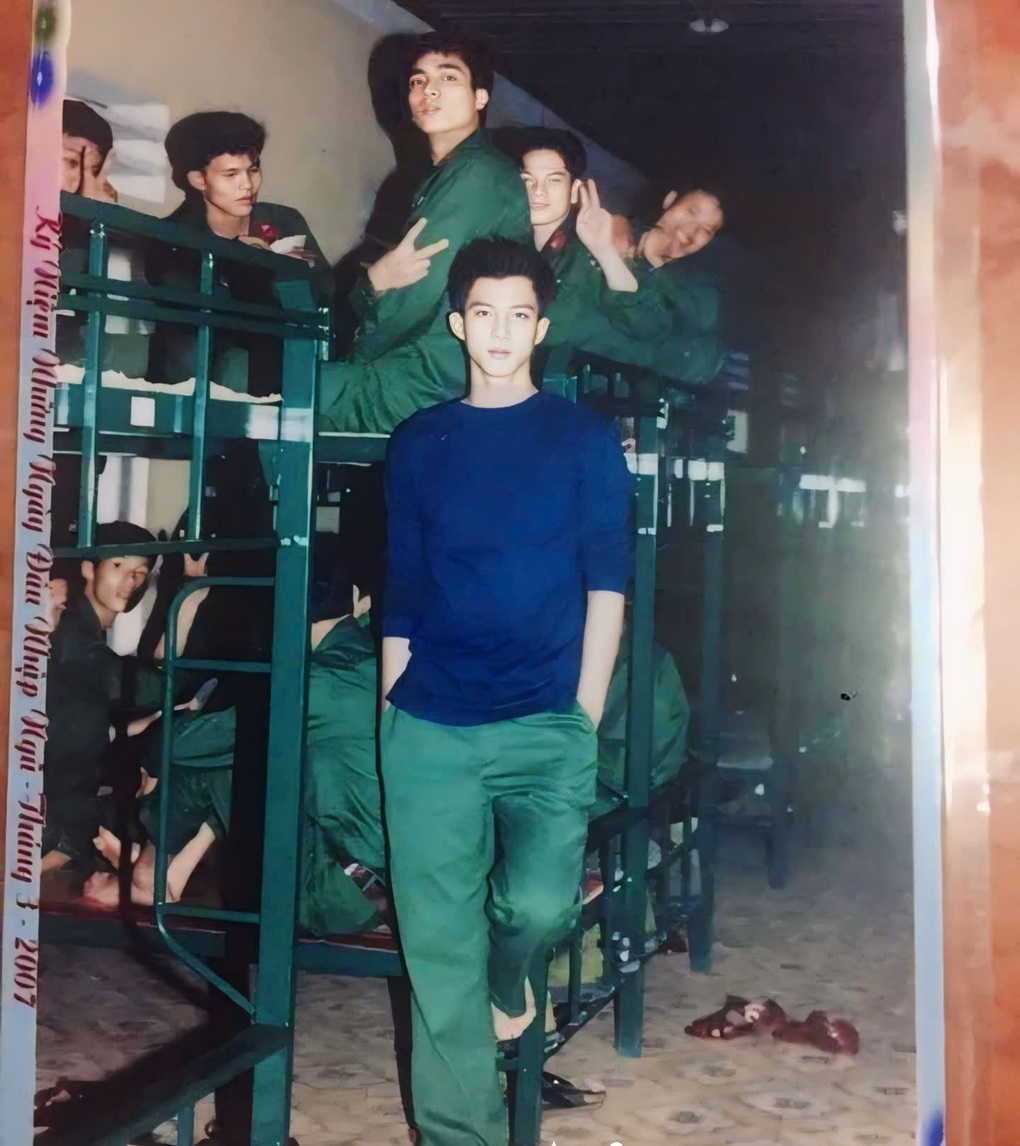 Ảnh hiếm trong quân ngũ của tổng tài phim giờ vàng - 2 Ảnh hiếm trong quân ngũ của tổng tài phim giờ vàng - 2