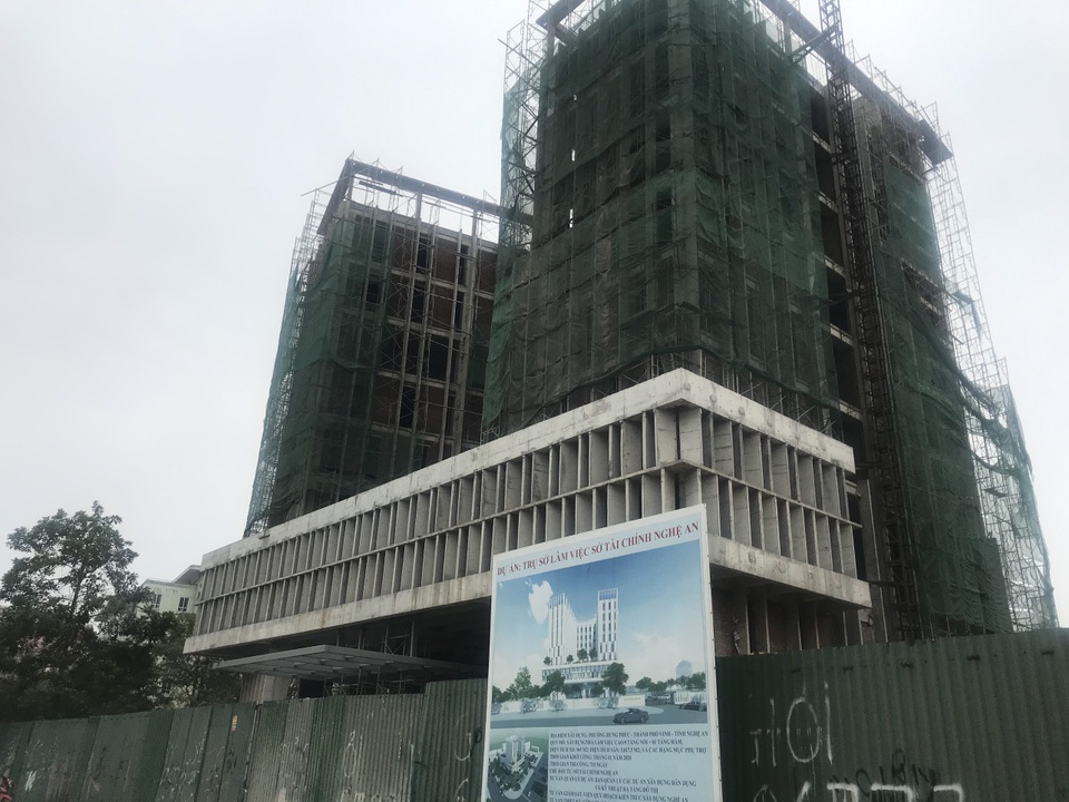 Thang tời rơi tự do từ tầng cao, nhiều công nhân nhập viện cấp cứu - 1 Thang tời rơi tự do từ tầng cao, nhiều công nhân nhập viện cấp cứu - 1