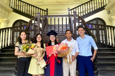 Hà Nội:  Bố thợ xây, mẹ cấy thuê, con học trường Y, người du học Pháp