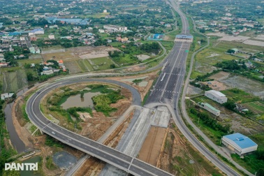 Nút giao nối 3 cao tốc ở cửa ngõ phía Tây TPHCM sắp hoàn thành