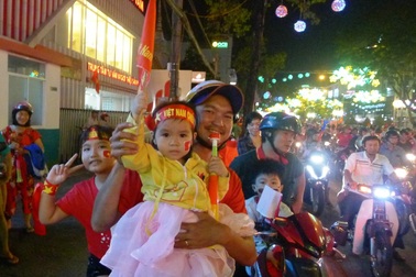 Những thiên thần nhỏ “cháy” hết mình cùng U23 Việt Nam