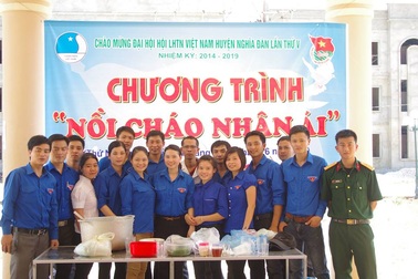 Bệnh nhân nghèo ấm lòng với bát cháo tình thương