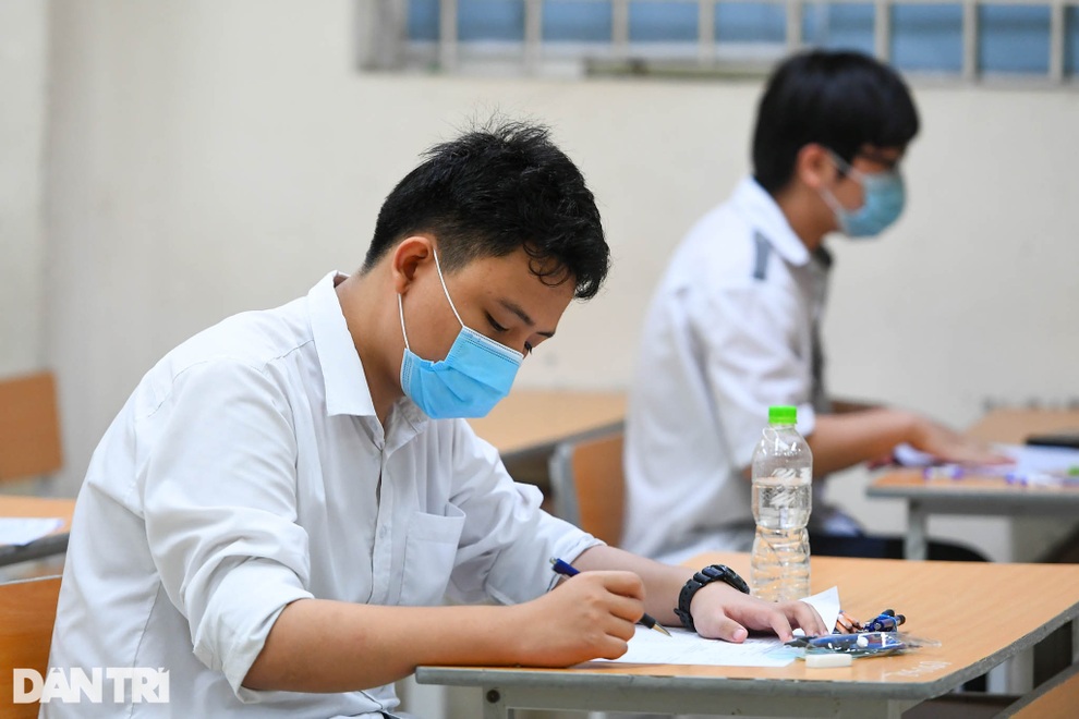 Thí sinh Hà Nội căng thẳng trước giờ làm bài hai môn cuối vào lớp 10 - 12