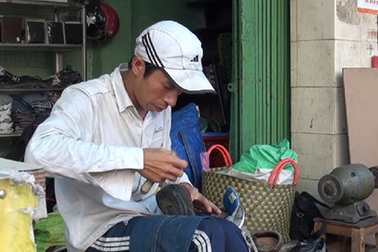Chàng trai chuyên sửa giày dép miễn phí cho người nghèo