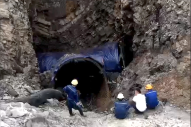 Tìm kiếm công nhân nghi sụt hố "tử thần" mất tích ở Quảng Ninh