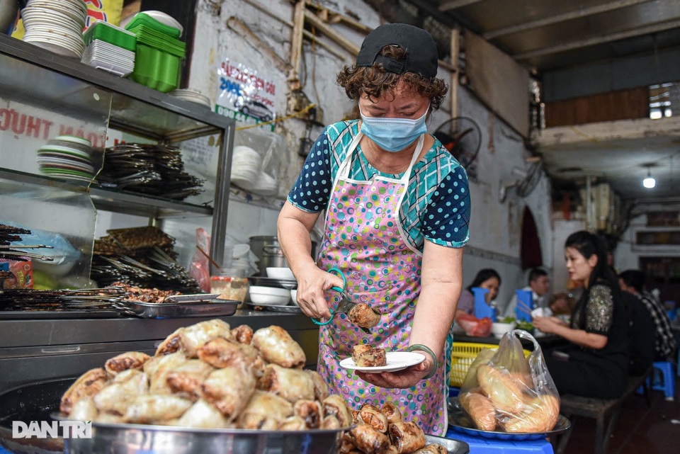 Quán bún chả núp dưới chân cầu thang khu tập thể, có ngày bán 600 suất - 3 Quán bún chả núp dưới chân cầu thang khu tập thể, có ngày bán 600 suất - 3