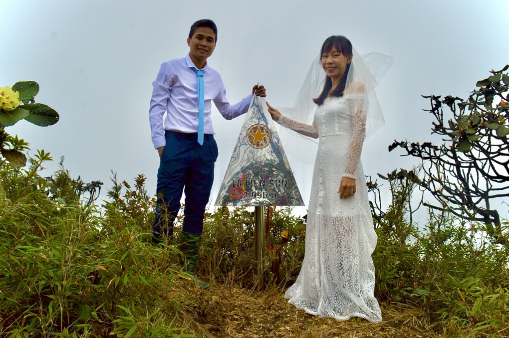 Cặp đôi diện trang phục cưới, chinh phục 12 đỉnh núi cao nhất Việt Nam - 7 Cặp đôi diện trang phục cưới, chinh phục 12 đỉnh núi cao nhất Việt Nam - 7