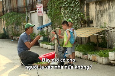 Cảnh giác về ứng xử khi trẻ em gặp người lạ mặt