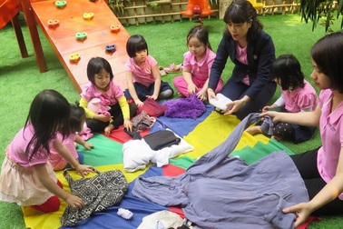 Ấm áp tủ đồ miễn phí ở cổng trường mầm non